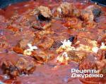 Тушеная говядина в томатном соусе Говядина с луком и томатной пастой